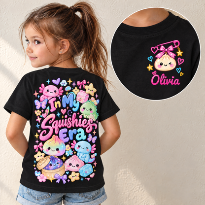 Tricou pentru copii – In My Squishies Era cu nume – cu jucărie de strâns – Personalizat #98212 [PC-GALLERY:cmv14gyib008dp7f2zguq3qn9:dad65c3e-8ddf-4278-8b12-696162aa535b:0c3790c84242e22d5e208a9f30cc3c07025207bf4c9e9b0c7fcddce6fa45b760]