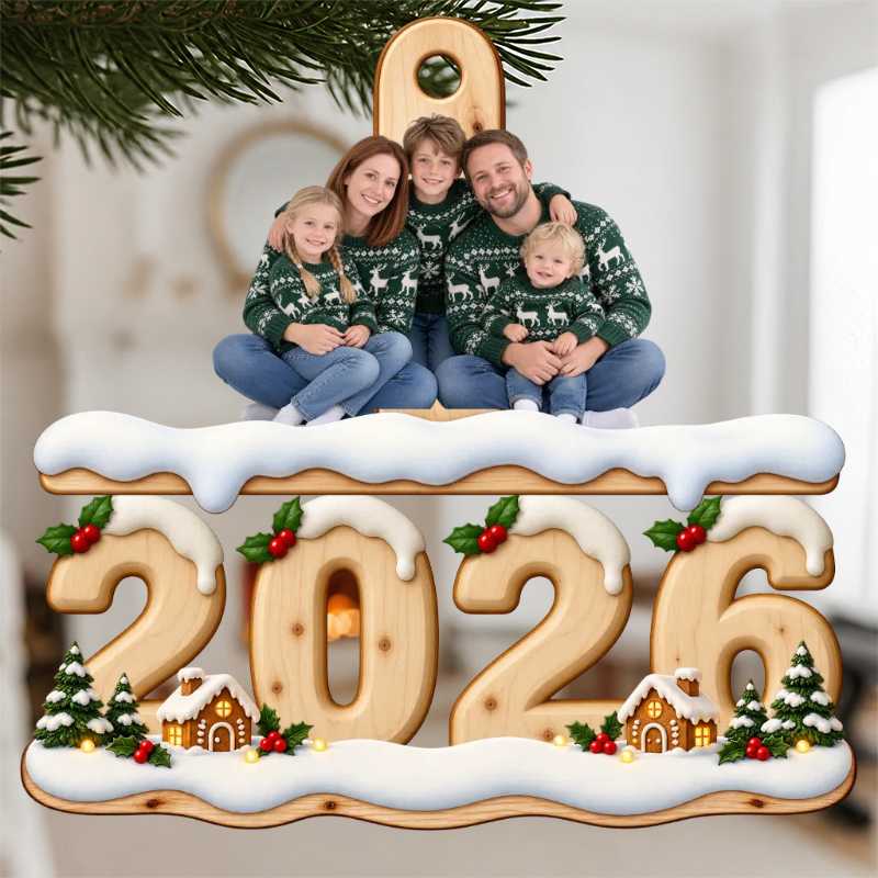 Decorațiune de brad din lemn cu fotografia familiei decupată după contur – Personalizată #84731 [PC-MOCKUP:cmvs2pgyt001pldc6vytofont:695c08d602414f4363062fc0:695c08d602414f4363062fc04f60ca4d6a50af8dfa88007d42982753f8bc10d5]