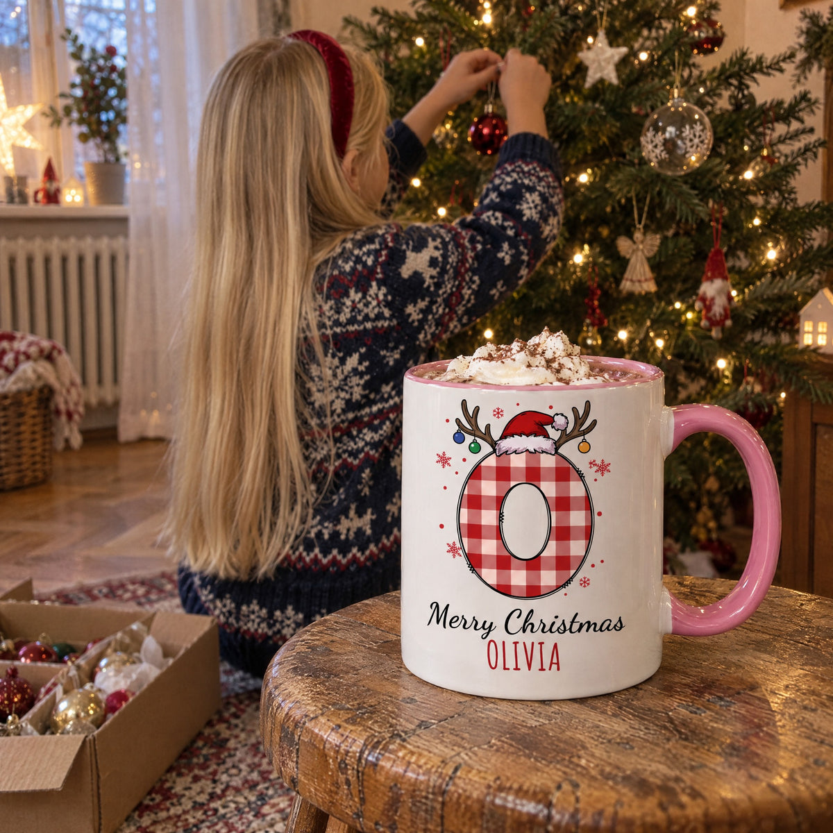 Cană de Crăciun cu inițială și nume – Personalizată #58365 [PC-GALLERY:cmvvl1p4900f1qezoifhv6eas:cb44dce1-f580-4633-ab3b-b8637d5cff00:1e58b0e897ba3cc7ff7fc1c8ac70f5ad78431eef5dd909985ba3a0f8ab65d0e3]